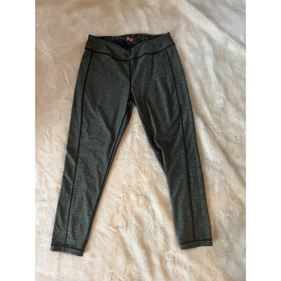 NWOT - Nola Cropped yoga pant (Penningtons) - Picture 3 of 3